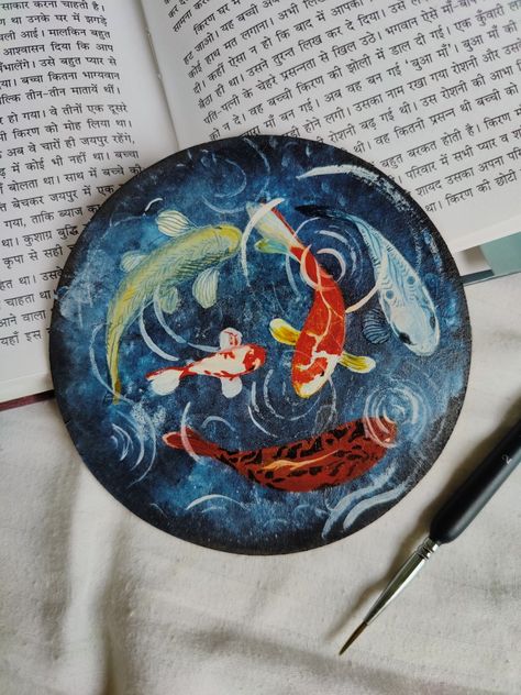 Koi Fish Ceramic Art, Wooden Coaster Ideas Paint, Drawing On Clay Plate, Pottery Painting Coaster, Koi Fish Ceramics, Koi Fish Pottery Painting, Paint A Pot Ideas Plate, Coaster Ideas Painted, Wooden Coaster Painting Ideas