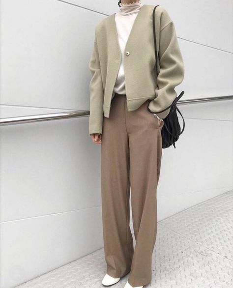 fface8385abbf94b4593a0ed53a0c70fdesc49179514ri Fashion Outfits 90s Style, Muted Clothes, Minimal Korean Fashion, Korean Fall Fashion, Fall Korean Fashion, Simplistic Fashion, Korean Fashion Fall, Beige Pants, Mode Kpop