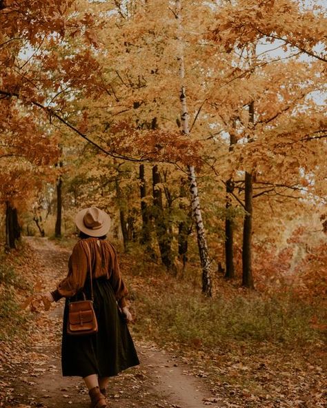 Autumn Photography Aesthetic, Cottagecore Photoshoot, Autumn Photoshoot, Senior Photography Poses, Fall Shoot, Cold Fashion, Autumn Instagram, Content Plan, Autumn Magic