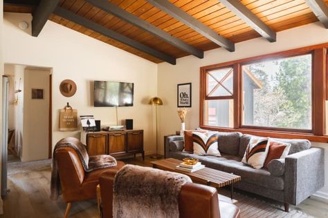 Small 1970s Inspired California Cabin Photos | Apartment Therapy Cabin Couch, Modern Cabin In The Woods, California Cabin, Bunkie Ideas, Retro Cabin, Boho Cabin, Cabin Photos, Big Bear Cabin, Mountain Interiors