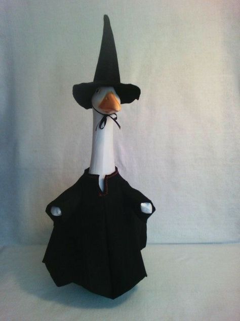 #duck #goose #funny #wizardhat #wizard #animal #cuteanimal #robe #harrypotter Goose Funny, Lawn Goose, Duck Pictures, Lisa Johnson, Pet Ducks, Cute Ducklings, Funny Duck, Halloween Witches, Animal Pics