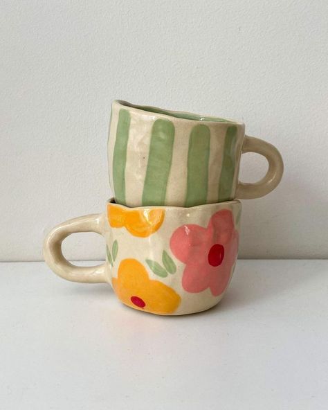 Diy Cup Decorating, Ceramic Pottery Design Ideas, Pottery Cups Ideas, Handmade Cups Ceramic Pottery, Ceramic Diy Ideas, Poterry Painting Aesthetic, Pottery Cup Ideas, Mug Ceramic Ideas, Handmade Ceramics Ideas Pottery