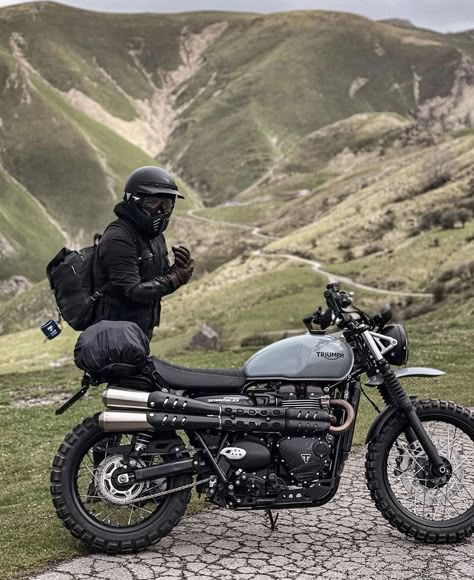 Adventure Bike Motorcycles, Triumph Street Scrambler, Mt Bike, Motorbike Art, Best Motorbike, Street Scrambler, Triumph Bikes, Motorcycle Aesthetic, Triumph Scrambler