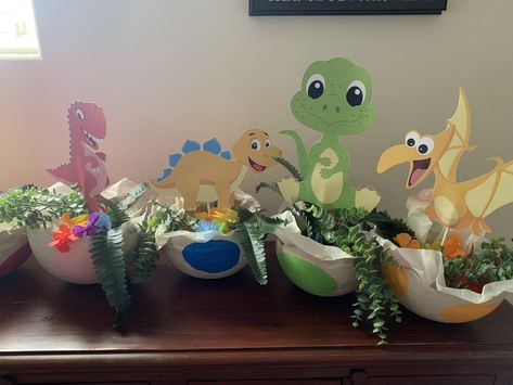 Dinosaur Theme Centerpieces, Dinosaur Table Centerpiece Diy, Dino Centerpiece Party Ideas, Dinosaur Party Centerpieces, Dinosaur 1st Birthday Party Centerpieces, Dinosaur Baby Shower Centerpieces, Cute Dinosaur Centerpieces, Threerex Birthday, Dinosaur Egg Centerpiece