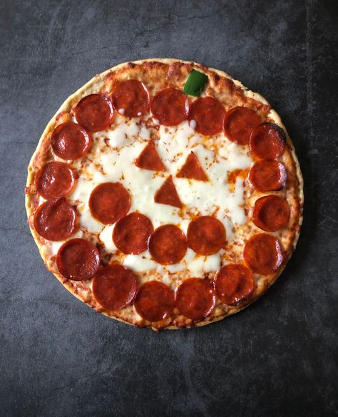 Check out how we made this spooky Jack-O'-Lantern pizza on @homeruninn story!⁠ ⁠ Recipe for this beautiful pizza⁠ ⁠ 1. Preheat oven to 450 F ⁠ 2. Take out frozen @homeruninn cheese pizza⁠ 3. Sprinkle mozzarella generously 4. Add pepperoni in a shape of a Jack-O'-Lantern and don't forget the eyes! 5. Add a green pepper on top 6. Bake at 450 for 16-20 min and take out of the oven⁠ Please note that oven temps may vary Jack O Lantern Pizza, Halloween Themed Pizza, Halloween Pizza Ideas, Halloween Pizza Recipes, Halloween Pizzas, Ghost Pizza, Pizza Halloween, Fall Pizza, Halloween Mad