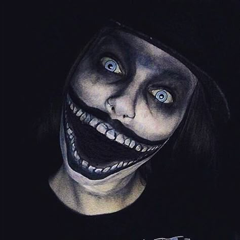 The Babadook | Self-Taught Artist Transforms Herself Into Popular Movie, TV Show, Gaming Characters, More Sfx Horror Makeup, Babadook Costume, Sfx Gore Makeup, Horror Movie Makeup, Make Up Diy, Makeup Zombie, Gaming Characters, Halloweenský Makeup, Den Mrtvých