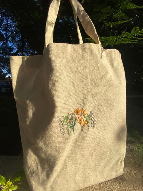 Cute Embroidered Tote Bag, Embroider Tote Bags, Cross Stitch Tote Bag, Random Hobbies, Hand Embroidered Tote Bag, Sewing Aesthetic, Hand Embroidered Flower, Embroider Ideas, Bag Embroidery