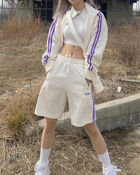 Sporty Clothing Aesthetic, Athletic Streetwear Women, Asian Sporty Outfit, Athletic Core Outfits, Japanese Athleisure, Athletic Clothes Aesthetic, Y2k Sporty Outfits, Aesthetic Outfits Sporty, Athletic Outfits Aesthetic