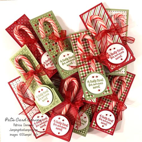 Christmas Treat Holders To Make, Cricut Candy Cane Holder, Diy Candy Packaging, Christmas Treat Holders Craft Fairs, Candy Cane Treats, Bookish Crafts, Gift Treats, Table Treats, Package Wrapping