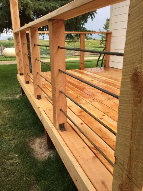 Top 10 Amazing Horizontal Deck Railing Ideas For Your Homes - VIAPU Horizontal Rebar Railing, Back Deck Railing Ideas, Hog Fence Deck Railing, Horizontal Deck Railing Ideas, Elevated Deck Ideas, Hog Wire Railing, Rebar Railing, Horizontal Deck Railing, Glass Railing Deck