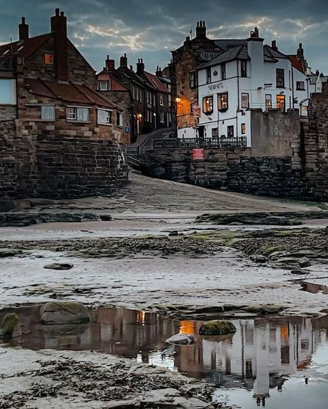 Robin Hoods Bay, Beach Village, British Seaside, Harbour Town, Seaside Village, Village Life, Seaside Towns, Fishing Villages, Coastal Towns