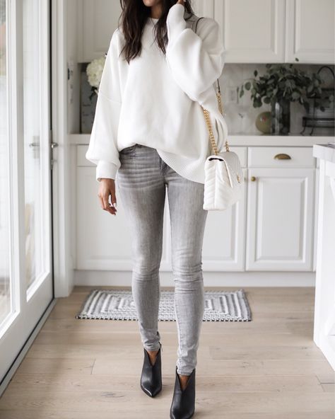 High Waisted Jeans Outfit Winter, White Sweater Outfit Winter, Grey Jeans Outfit, High Waisted Jeans Outfit, White Sweater Outfit, White Oversized Sweater, Winter Sweater Outfits, Jeans Outfit Winter, Grey Denim Jeans