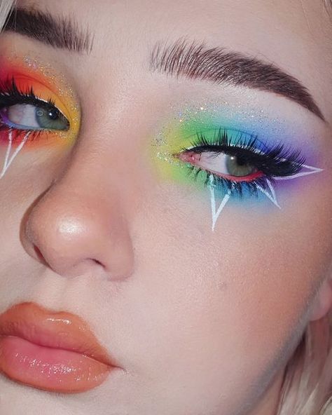 𝘮 𝘦 𝘭 𝘪 𝘴 𝘴 𝘢 💫 on Instagram: "the blend tho 🤤🤍 unbezahlte werbung GUYS I'M GOING ON HOLIDAY IN LESS THAN 4 HOURS I'M EXCITED!!!!!! [* = gifted/ad] 🌈 @colourpopcosmetics Fade Into Hue Palette & a bunch of BFF Creme Gel Liners 🌈 @melody_lashes Berry Yum Yum Lashes* 🌈 @halfmagicbeauty Glitterpill in Microcosm* & Sculptitude Lipliner in I Have Needs* 🌈 @nablacosmetics Skin Glazing in Ozone* 🌈 @milkmakeup Electric Glossy Lip Plumper in Buzzed* #rainbowmakeup #colorfulmakeup #brighteye Makeup Is Art, Teknik Makeup, Rainbow Eye Makeup, Eye Makeup Looks, Cute Eye Makeup, Bright Makeup, Pride Makeup, Graphic Makeup, Rave Makeup