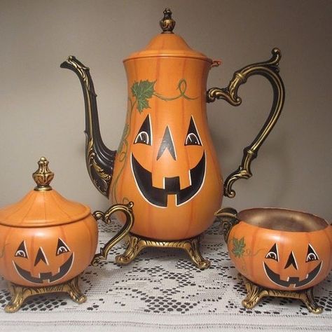 Halloween Teapot, Spooky Diy Halloween Decor, Fun Diy Halloween Decorations, Scare Crow, Silver Plated Tea Set, Halloween Decorations Ideas, Painting 101, Painted Teapot, Homemade Halloween Decorations