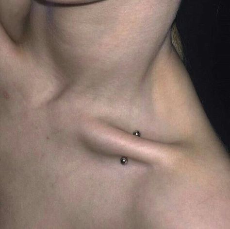 Collar Bone Piercing, Labret Vertical, Piercing Girl, Microdermal Piercing, Skin Piercing, Double Cartilage Piercing, Cool Piercings, Cute Piercings, Dermal Piercing