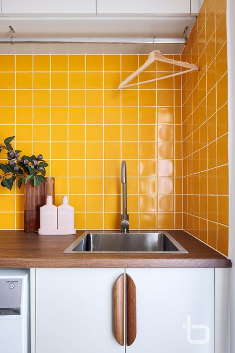 Mid Century Bathroom Colors, Laundry Mid Century Modern, Laundry Room Mid Century, Mid Century Modern Utility Room, Colourful Laundry Room Ideas, Mid Century Laundry Room Ideas, 80s Laundry Room, Colourful Laundry Room, Mid Century Modern Laundry Room