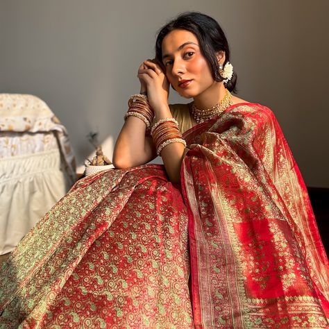 चूड़ियाँ 🪞✨ | Save and send these aesthetic saree pose ideas to a saree lover 🫶 Pure silk saree of the day- is a stunning subtle orange himroo layered with forest green and vintage gold! Styled the saree with cancan for a royal look, paired with beautiful set of bangles and a graceful gajra bun. #fyp #explore #iwearhandloom #handloomlove #puresilksaree #sareeindia #sareeinfluencer #howtopose #sareeposes #poseideas #archeedrapes Saree Pose Ideas, Gajra Bun, Aesthetic Saree, Saree Pose, Saree Poses, Pure Silk Saree, Royal Look, Pose Ideas, Pure Silk Sarees