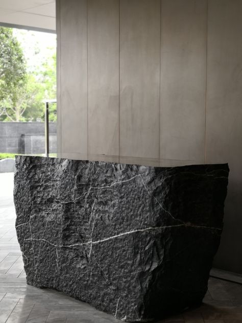 Basalt Interior Design, Stone Bar Counter, Bread Design Ideas, Black Living Room Decor, Cabin Aesthetic, Lobby Reception, Home Bar Design, Living Area Design, Stone Interior