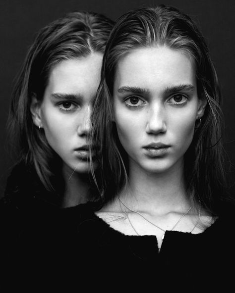 2 Model Poses Together, Cecilie Moosgaard, Amalie Moosgaard, 숲 사진, Fashion Fotografie, Twin Photography, Sisters Photoshoot Poses, Sister Photography, Sibling Photography