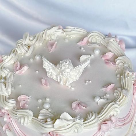 Kass on Instagram: "In love with this style! 🪽🌸🌸🕊️
Design inspo: @cakebysu ✨
•
•
•
•
•
•
•
#cutecake#austintexasthings#vintagecake#austintxlife#austintx#cakedecorating#austinfoodie#austintexas#whitecake#cottagecore#angel#angelcore" Cake Angel Design, Angel Cake Aesthetic, Angel Cake Design, Angel Design, Angel Cake, Cute Cakes, Design Inspo, Style Design, Cake Decorating