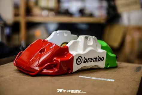 Brembo - Ferrari brake calipers in colors of Italian flag Brake Calipers Painted, Brake Caliper Paint Ideas, Caliper Paint, Car Parts Decor, Bmw E38, Yamaha R1, Ferrari F40, Forged Wheels, Gear Head