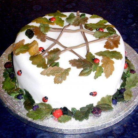 This is a beautiful Samhain (Sowain) cake... I might try decorating one like this myself - sorry, this does not lead to a recipe - I got it from Facebook and this was all there was to it... Woodland Wedding Cake, Wiccan Wedding, Pagan Wedding, Garden Gate, Kitchen Witch, Cake Inspiration, Let Them Eat Cake, Yule, Beautiful Cakes