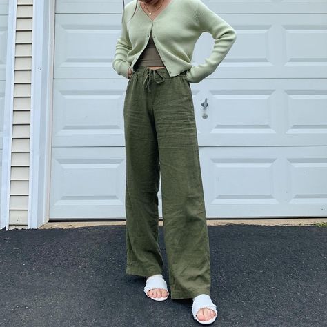 Earth Bender, Green Linen Pants, Green Pants Outfit, Spring Outfit Idea, Linen Pants Outfit, The Color Green, My Favorite Color, Green Pants, Outfit Idea