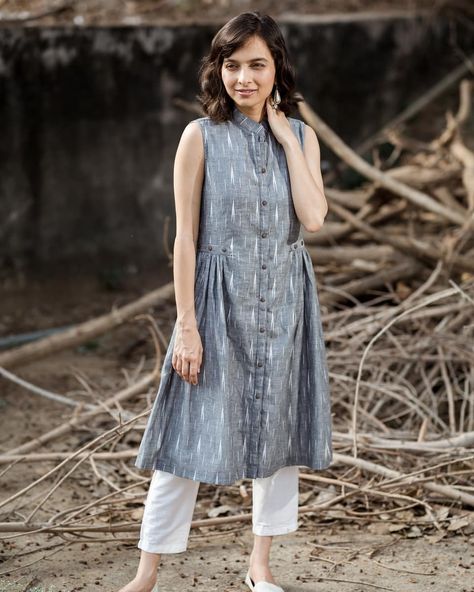 Playful Outfits, Plain Kurti Designs, Kurti Styles, Kalamkari Dresses, Stylish Kurtis Design, White Pant, Tie Dye Tops, Smart Casual Women, Kurta Pant Set