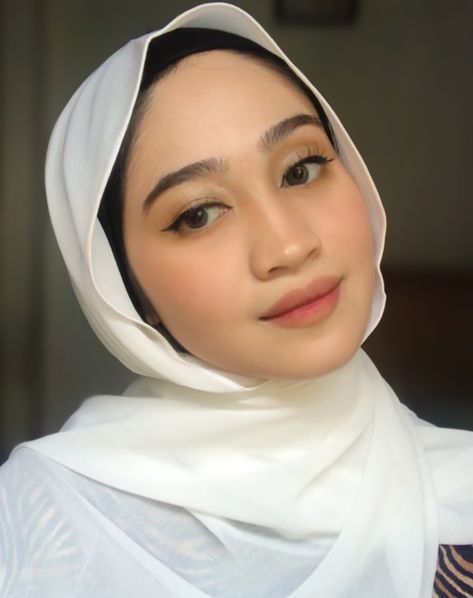 Make Up Simple Natural Hijab, Make Up Flawless Hijab, Makeup Bridesmaid Hijab, Makeup Graduation Hijab, Makeup Wisuda Hijab Flawless, Make Up Natural Hijab, Graduation Look Makeup, Make Up Hijab, Make Up Wisuda