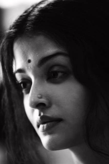 Follow me Pallavi Bhoyar Aishwarya Rai Black And White, Raw Drawing, Charcoal Ideas, Saree Shoot, Vintage Bollywood Aesthetic, Vintage Photography Women, Photography Videos, Human Figure Sketches, Black Woman Artwork