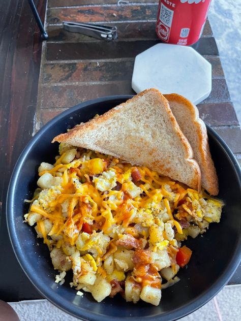 breakfast eggs, bacon, hashbrowns, peppers, with a side of toast! Breakfast Diner Aesthetic, Breakfast Diner, Breakfast Scramble, Diner Aesthetic, Food Babe, Breakfast Plate, Bon Appetite, Calorie Deficit, Breakfast Items