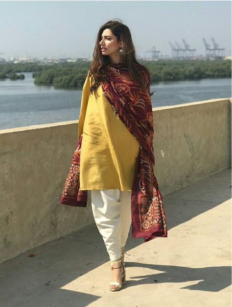 Dhoti pants style Dhoti Pants Outfit, Dhoti Salwar Suits, Indian Fashion Trends, Dhoti Pants, Casual Indian Fashion, Desi Fashion Casual, Salwar Kamiz, Printed Dupatta, Pakistan Fashion