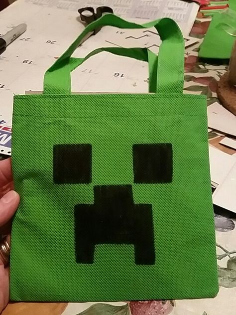 Minecraft loot bags We used bags from the dollar store, a cardboard template, and a Sharpie. Minecraft Birthday Party Favors, Minecraft Bag, 21st Birthday Party Ideas, Diy Minecraft Decorations, Minecraft Party Favors, Cardboard Template, Minecraft Party Decorations, 21st Birthday Party, Happy Birthday Printable