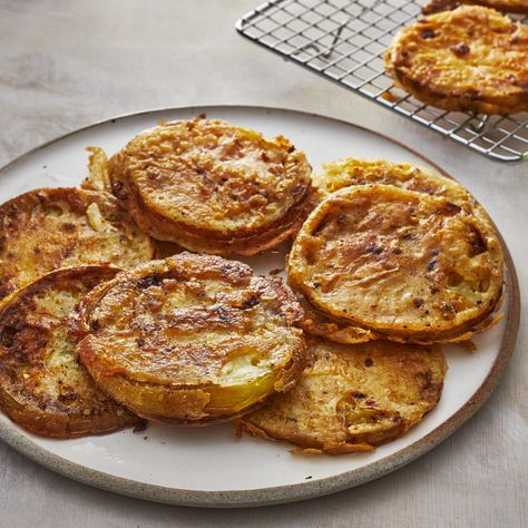 Spicy Fried Green Tomatoes Recipe Vegetables, Fried Squash, Southern Foods, Fried Green Tomatoes Recipe, Southern Bbq, Regional Recipes, Green Tomato Recipes, Southern Summer, Succulent Cake