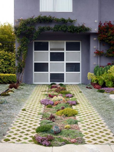 In the tiny front yard of client Madeleine Nash in San Francisco’s Castro neighborhood, designer Dan Carlson of Wigglestem Gardens created a midget landscape with giant impact. Permeable Driveway, Grass Pavers, Permeable Pavers, Driveway Paving, Driveway Design, Driveway Landscaping, Paver Driveway, House Beautiful, Private Garden