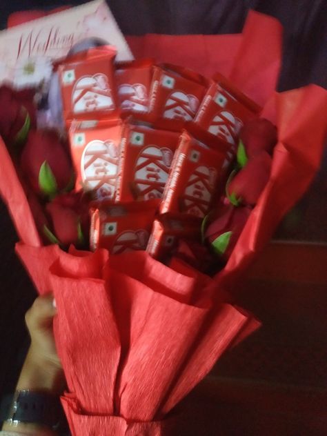 Kit Kat Aesthetic, Kit Kat Bouquet, Kitkat Aesthetic, Kitkat Bouquet, Mani Core, Bday Story, Red Snacks, Kitkat Chocolate, Sneakers Chocolate