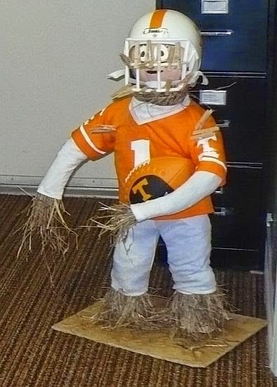 Football Mama Football Scarecrow, Scarecrows Diy, Scarecrow Contest Ideas, Pumpkin Patch Decoration, Hay Bale Ideas, Scarecrow Contest, Scarecrow Design, Tn Girl, Scarecrow Decor