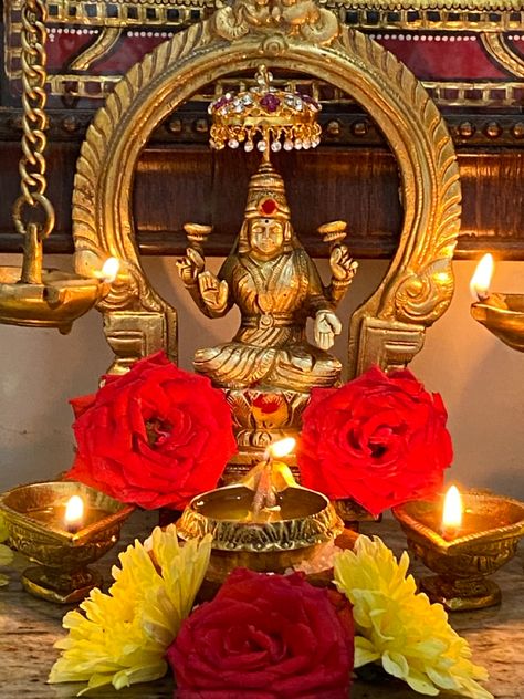 Laxmi Devi Muggulu, Indian Godesses, Gods Photos, Shakthi Devi, God Lyrics, Lakshmi Maa, Rose Flower Png, Lakshmi Goddess, Lord Durga