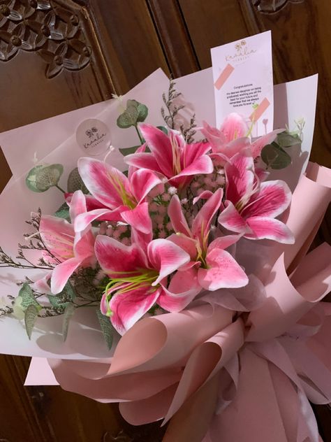 #Beautiful #lily #💕 Lili Flowers, Lily Flower Bouquet, Bouquet Of Lilies, Lilies Bouquet, Luxury Flower Bouquets, Flower Gift Ideas, Stargazer Lily, Lily Bloom, Book Flowers