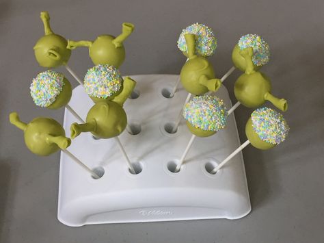 Shrek cakepops Shrek Cake Pops, Shrek Snacks, Shrek Birthday, Shrek Cake, Shrek Jr, Shrek Party, Cute Food Wallpaper, Bday Party Theme, Marshmallow Pops