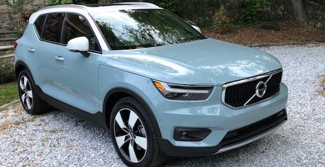 2019 Volvo XC40 Review: This Compact Luxury SUV Is A Girl Blue Suv Cars, Volvo Xc40 Blue, Small Suvs For Women, Mom Cars Suv, Cute Mom Cars, Suv Cars For Women, Aesthetic Car Wallpapers, Wallpaper Car Aesthetic, Small Suv Cars