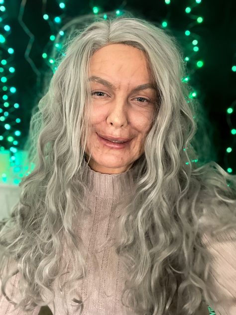 Woman smiling wearing old age makeup. Old age makeup tutorial. Old Lady Makeup Costume, Old Hag Makeup, Old People Makeup, Makeup To Look Older, Aged Makeup, Old Lady Halloween Costume, Old Lady Makeup, Age Makeup, Old Age Makeup