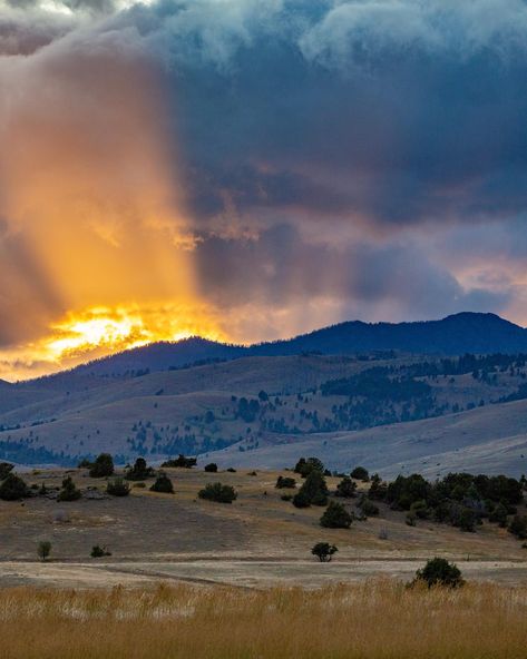 Sunset Rays Paradise Valley Montana [OC] [5460x3640]  Click the link for this photo in Original Resolution.  If you have Twitter follow twitter.com/lifeporn5 for more cool photos.  Thank you author: http://bit.ly/3c0xjND  Broadcasted to you on Pinterest by pinterest.com/sasha_limm  Have The Nice Life! Paradise Valley Montana, Montana Landscape, Big Sky Country, Paradise Valley, Big Sky, Beautiful Places To Visit, Pretty Places, Sunrise Sunset, The Great Outdoors