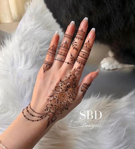 Mehndi Designs Traditional, Mehndi Saree, Saree For Bride, Brides Mehndi, Mehndi Clothes, Art Design Tattoo, Hair Wedding Ideas, Wedding Ideas 2024, Bride Mehndi