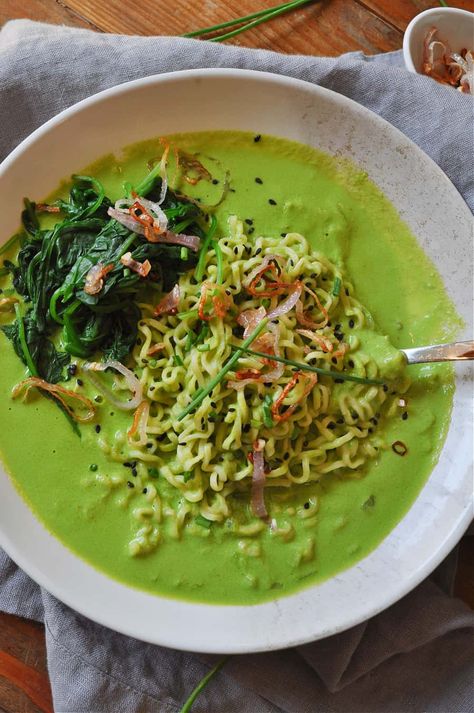 Easy Creamy Spinach Vegan Ramen Spinach Ramen, Easy Vegan Lunches, Wfpbno Recipes, Nice Meals, Spinach Vegan, Rabbit And Wolves, Asian Bowls, Easy Vegan Lunch, Vegan Ramen