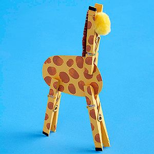 Girafa feita com prendedores de roupa! Popsicle Stick Crafts For Kids, Giraffe Crafts, Giraffe Art, Animal Crafts For Kids, Clothes Pin Crafts, Popsicle Stick Crafts, A Giraffe, Crafty Kids, Childrens Crafts