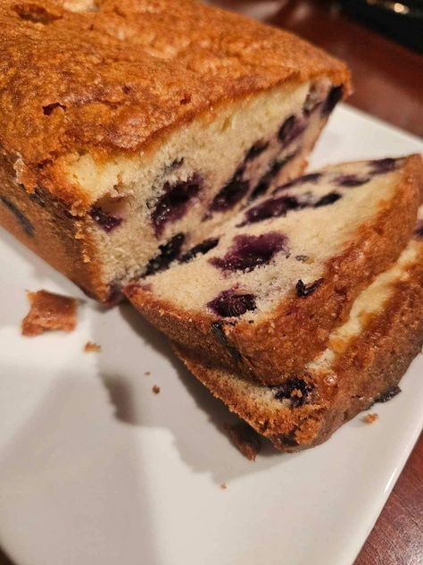 Amish Blueberry Bread, Blueberry Bread With Sour Cream, Best Blueberry Bread, Soda Breads, Blueberry Lemon Bread, Amish Bread Recipes, Blueberry Doughnuts, Tea Breads, Basic Bread Recipe