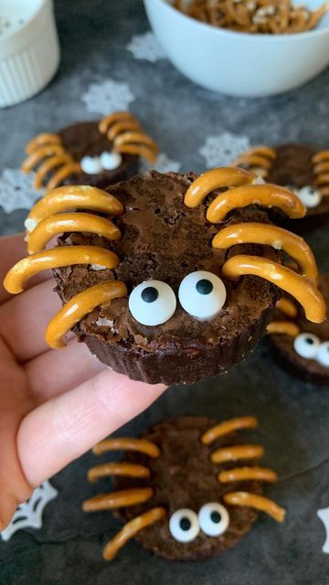 Brownie Spiders, Halloween Brownies Ideas, Spider Brownies, Brownie Halloween, Spooky Desserts, Instagram Profile Page, Halloween Brownies, Halloween Cake Pops, Easy Halloween Food