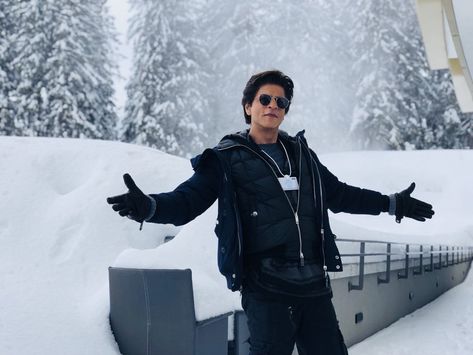 Shah Rukh Khan evergreen signature pose ❤️❤️❤️SRK❤️❤️❤️ Shah Rukh Khan, Shahrukh Khan