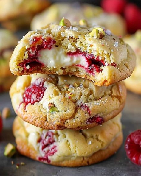 Las mejores recetas de Nery 😋☺️ | Galletas para el cielo de pistacho de frambuesa 😋 🍪 | Facebook Holiday Cookie Exchange Party, Raspberry Pistachio, Pistachio Cheesecake, Pistachio Cookies, Cookie Exchange Party, Holiday Cookie Exchange, Dried Raspberries, Cookie Business, Cookies Ingredients